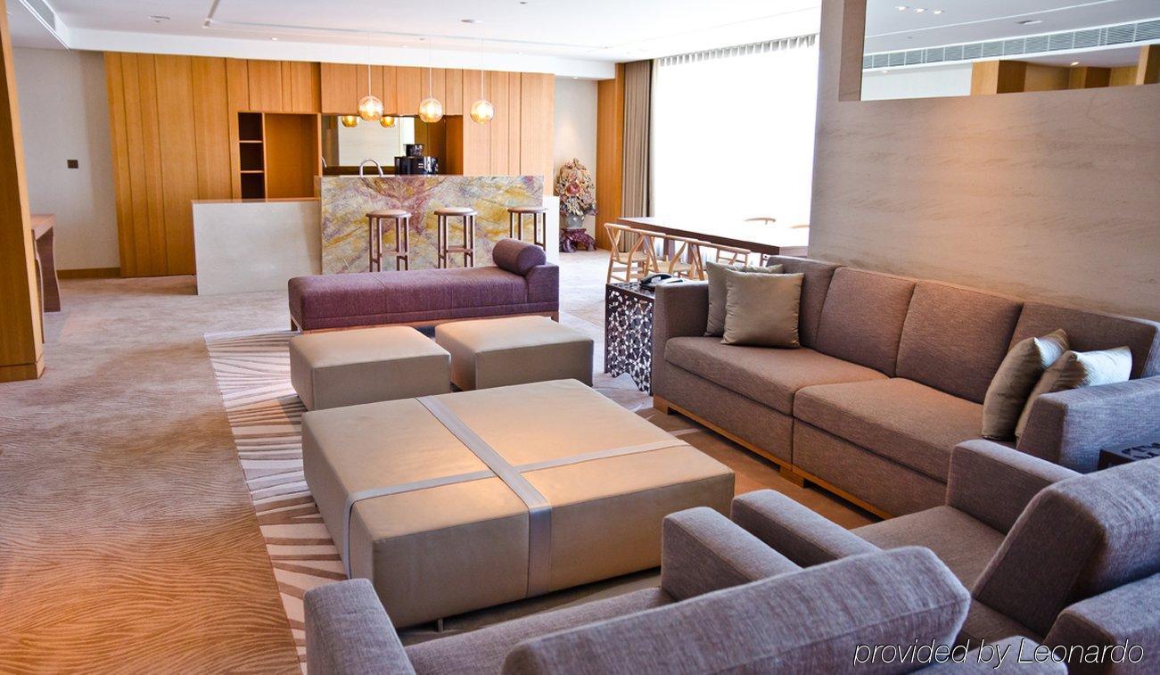 Millennium Hotel Taichung Eksteriør billede The living room of a three-bedroom suite